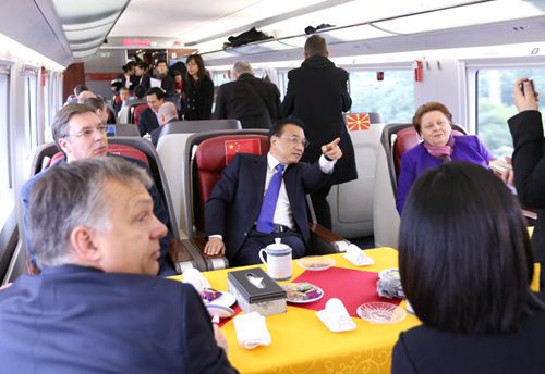 李克强与16国领导人共乘高铁
