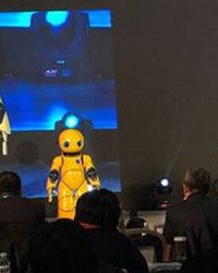 2015世界机器人博览会注重互动 首个大型服务机器人受关注