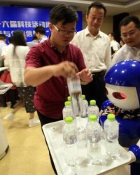 宜昌科技活动周开幕 机器人“端茶送水”