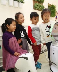 “高科技玩伴”亮相天津幼儿园