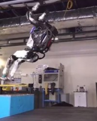 波士顿动力发布新版人形机器人：能跳跃旋转、后空翻