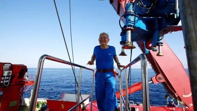 82岁院士南海深潜1410米获重要发现