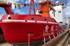 首艘“中国造”极地破冰船雪龙2号在沪下水